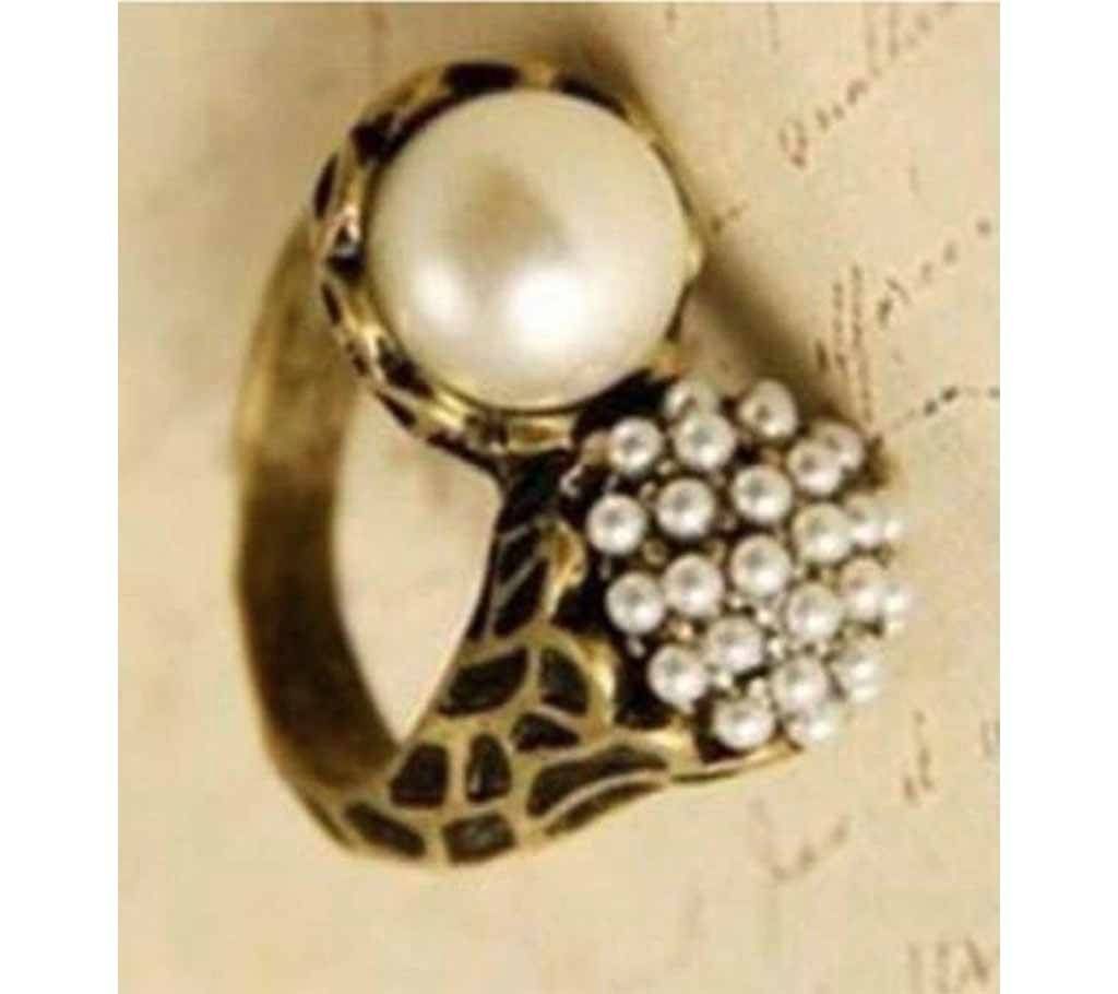 Round Cut Stone Finger Ring