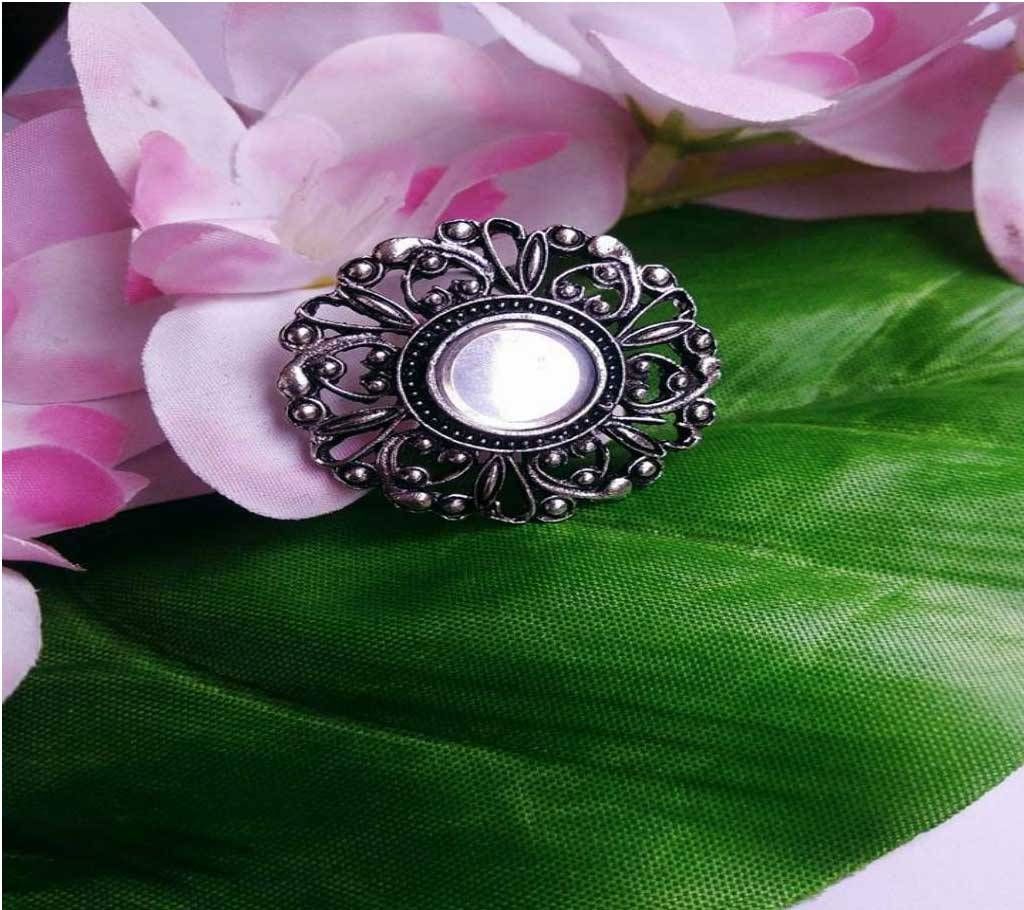 metal and stone setting finger ring 