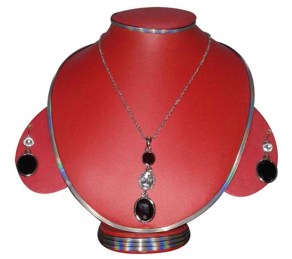 Black Stone Setting Pendant with Earrings