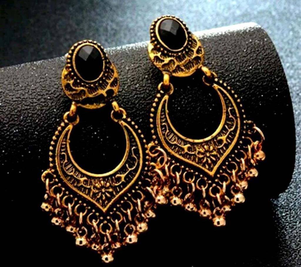 Ladies black stone setting earrings