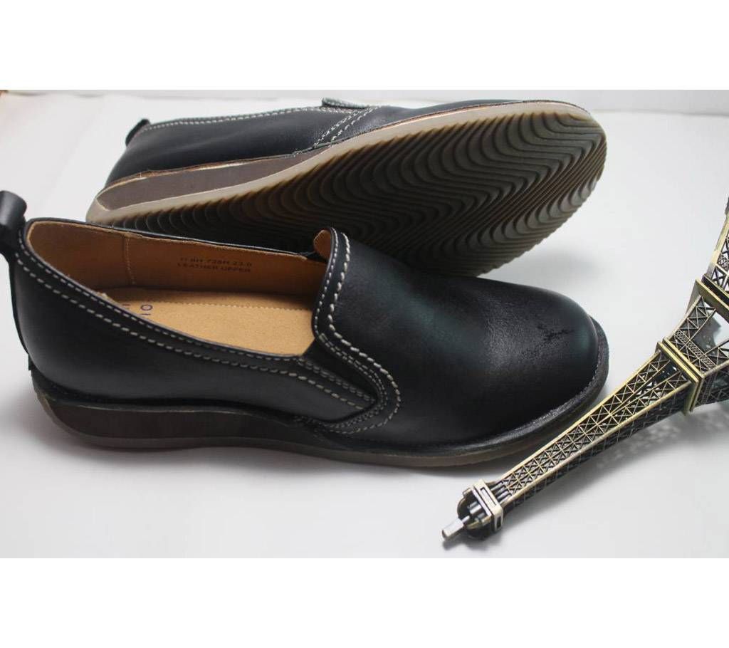 ladies leather pumpy shoe 
