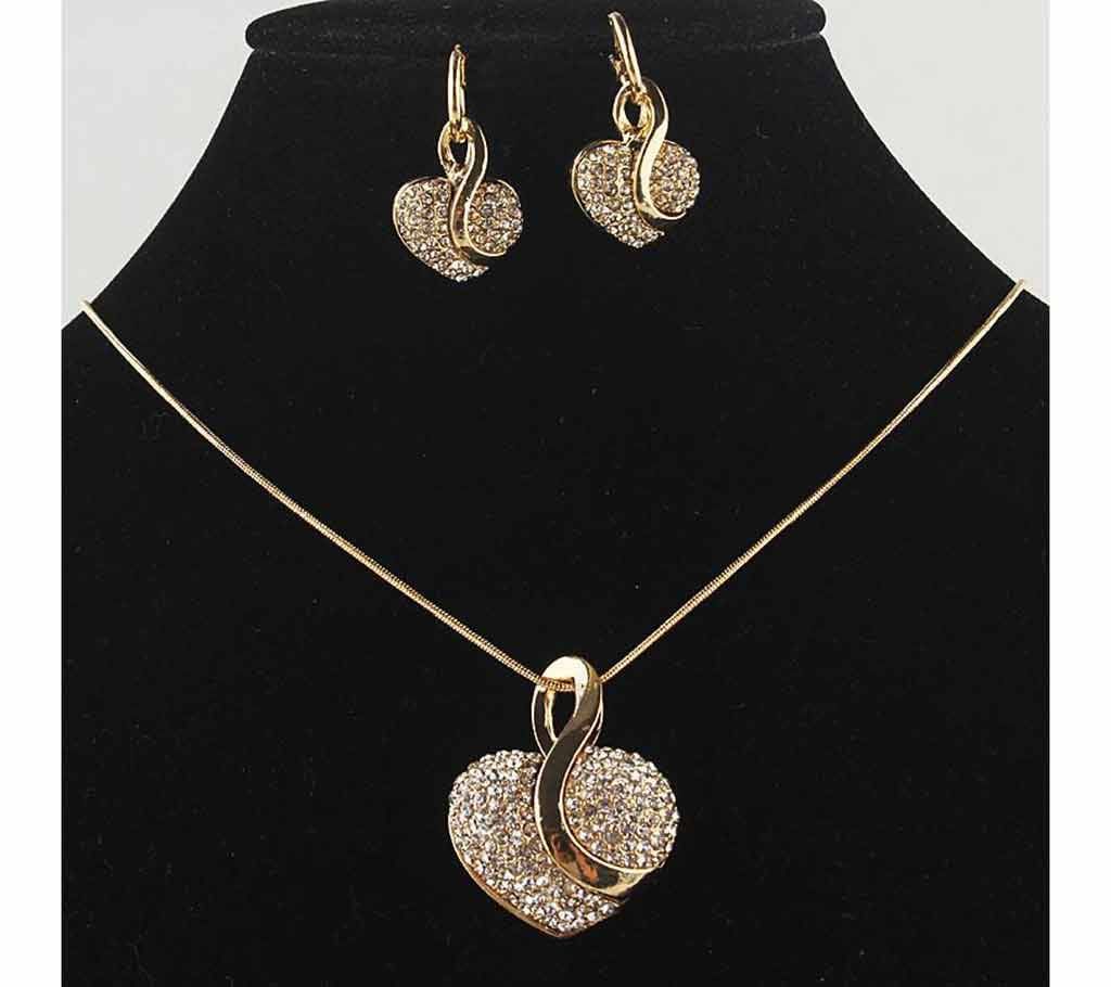 Ladies heart shaped stone setting pendant 