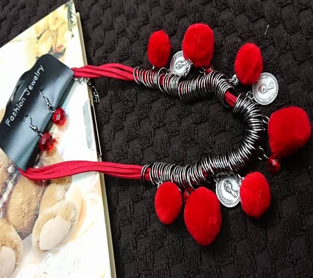 Pom Pom Necklace Set
