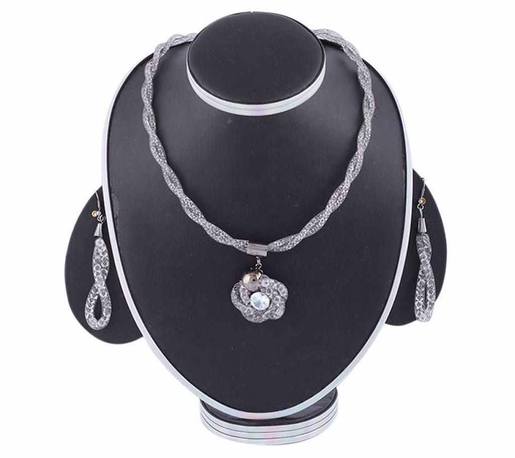 White Stone Setting Pendant Set