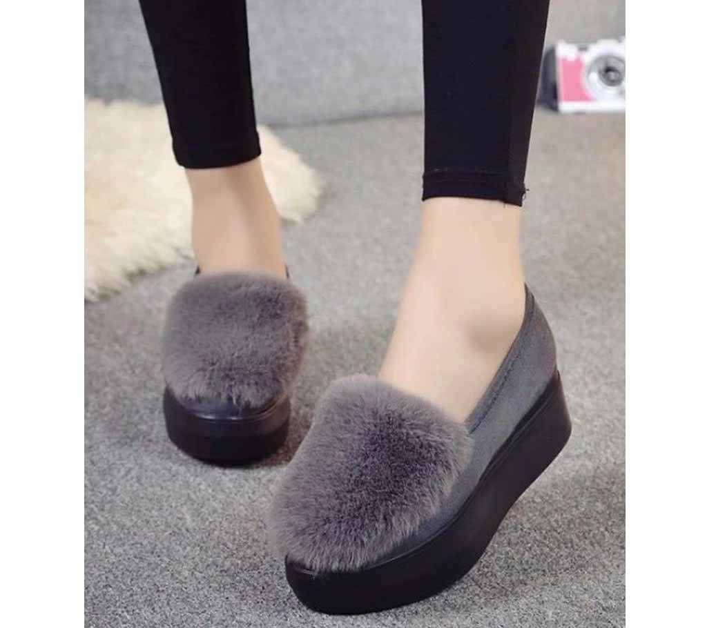 Ladies velvet hill pump shoe