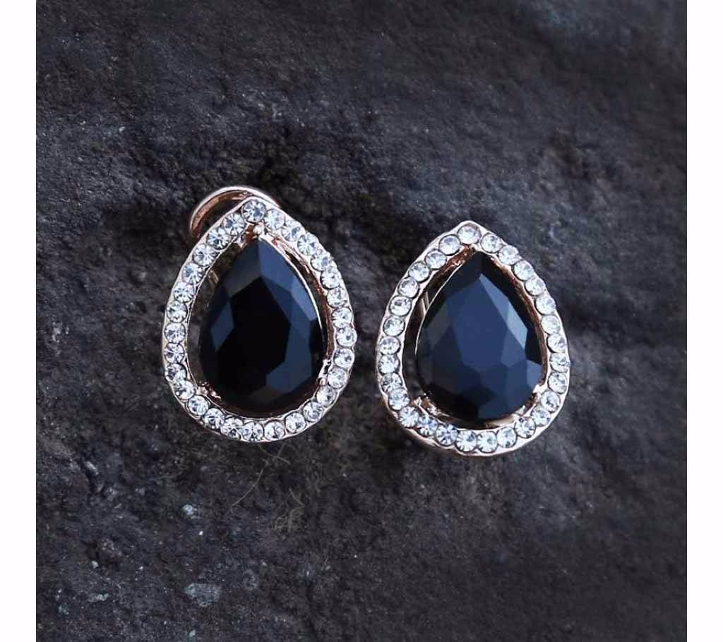 Black Stone Setting Ear Ring 