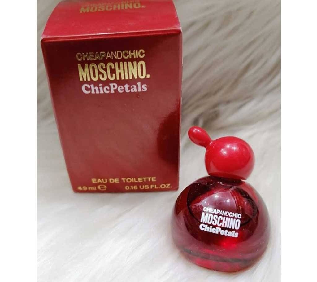 Moschino Cheap and Chic Chic Petals Eau de Toilette Spray for Women 4.9ml-UK