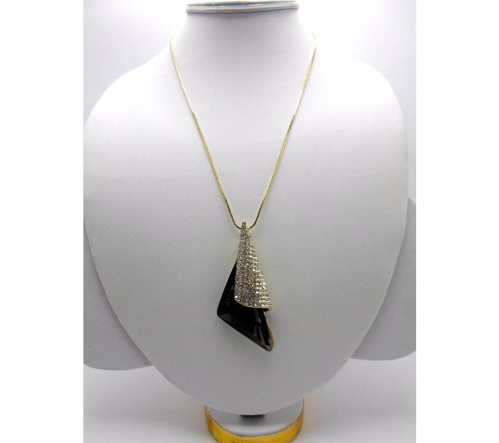 Triangle shaped stone setting pendant