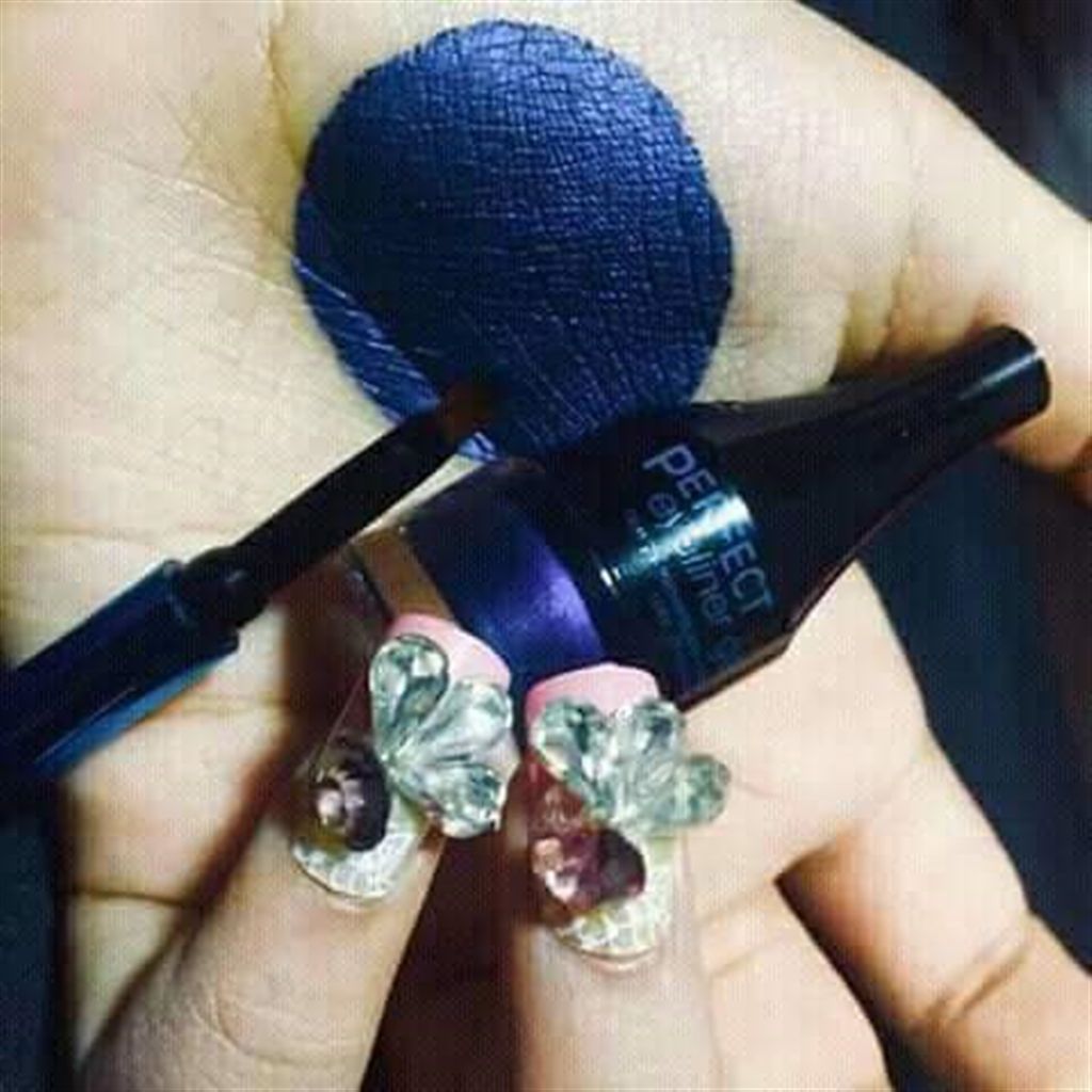 La femme Gel Eyeliner (England)