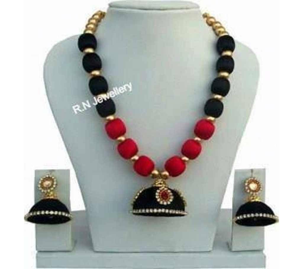 Yarn necklace with earrings