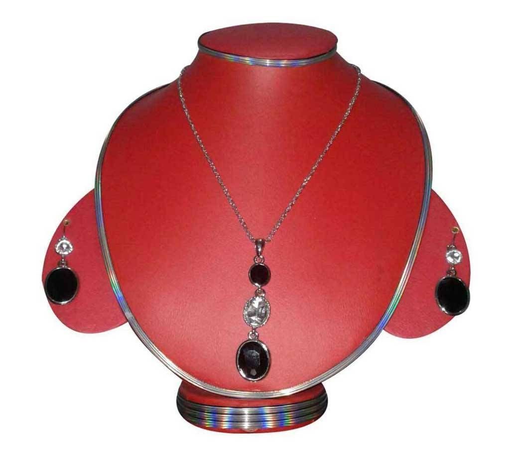 Black Stone Setting Pendant With Ear Ring