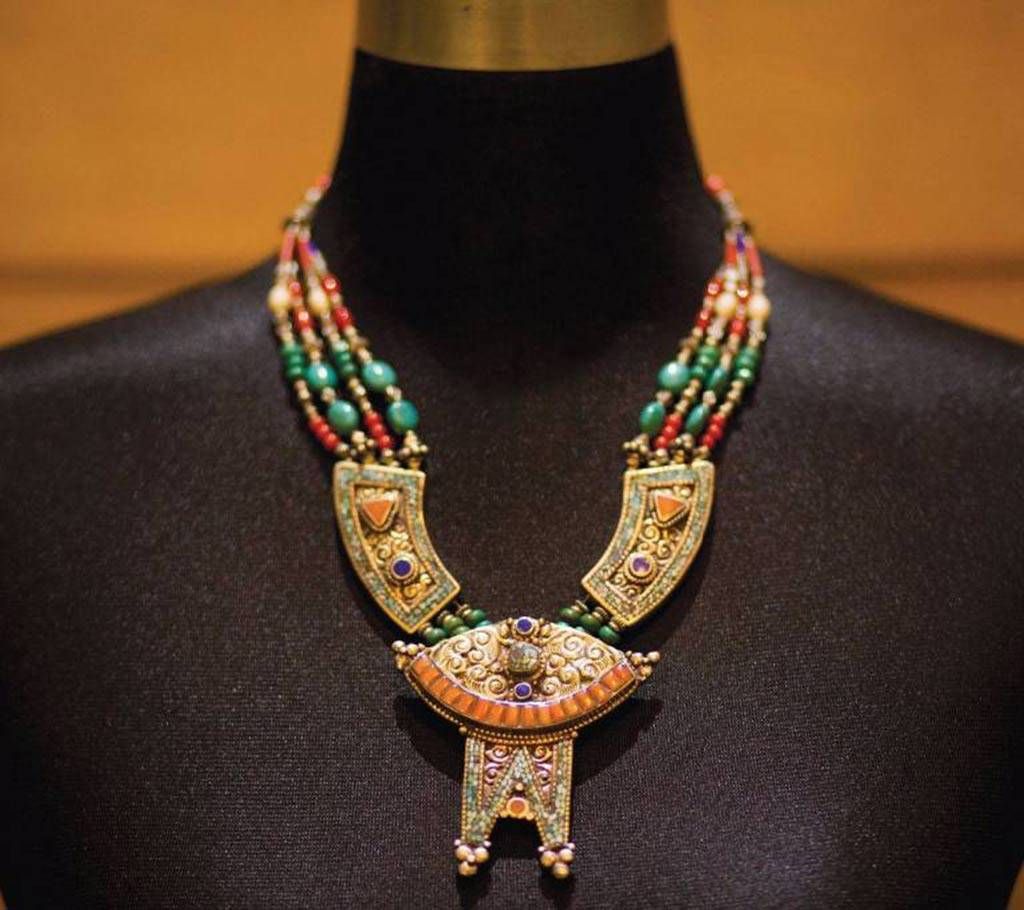 metal and beads setting necklace 