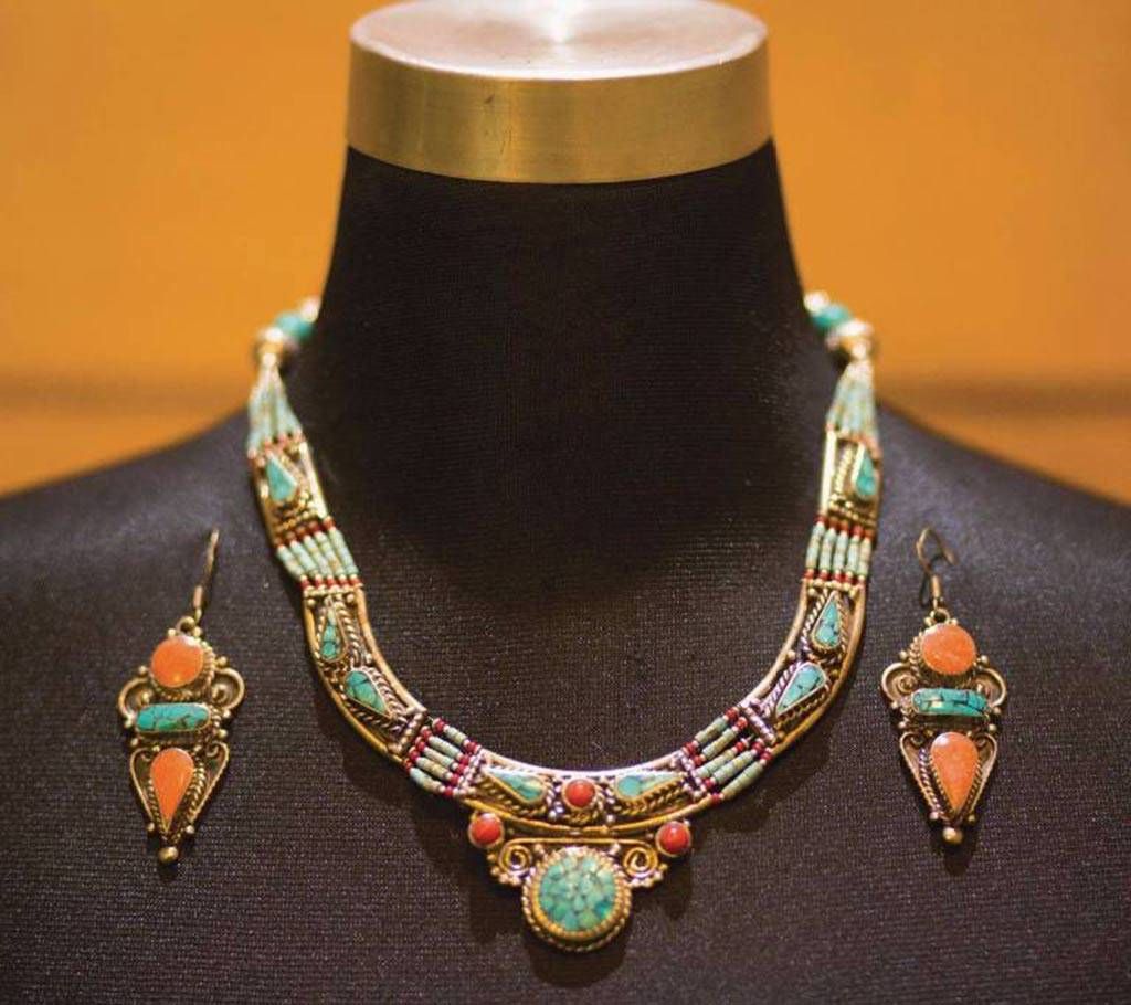 metal and stone setting necklace 