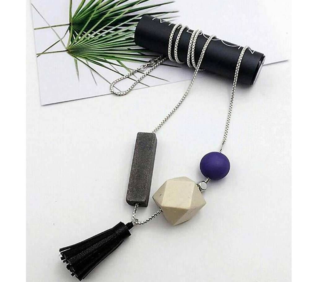 Tarsal setting geometric pendant with earrings
