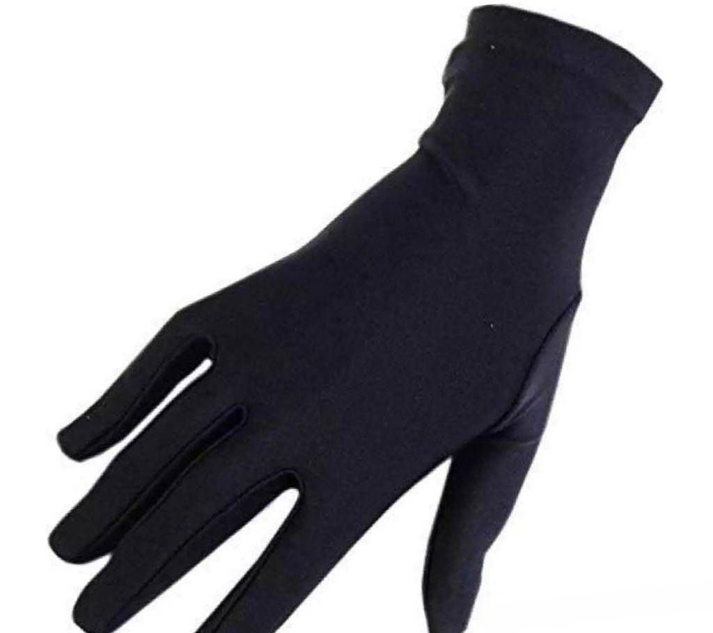 Long-sleeved socks are black color for curtain women